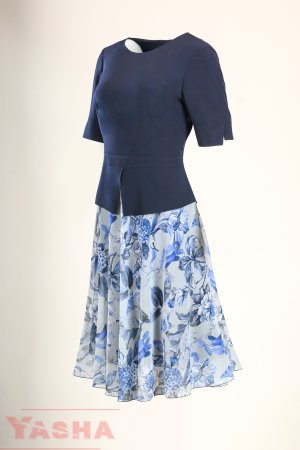 Елегантна рокля-сако с принт и шифон в тъмно синьо