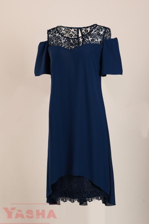 Елегантна рокля с дантела в тъмно синьо