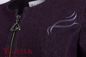 Близък план на светлолилавата бродерия, облото деколте и ципа на лилаво деним сако YASHA.