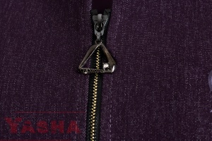 Детайл на металния цип с триъгълен декоративен плъзгач върху лилавия деним на сако YASHA.